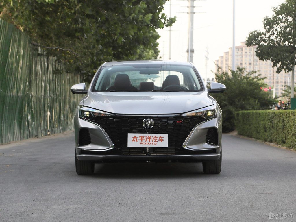鈦光銀灰逸動(dòng)PLUS整車外觀外觀圖片