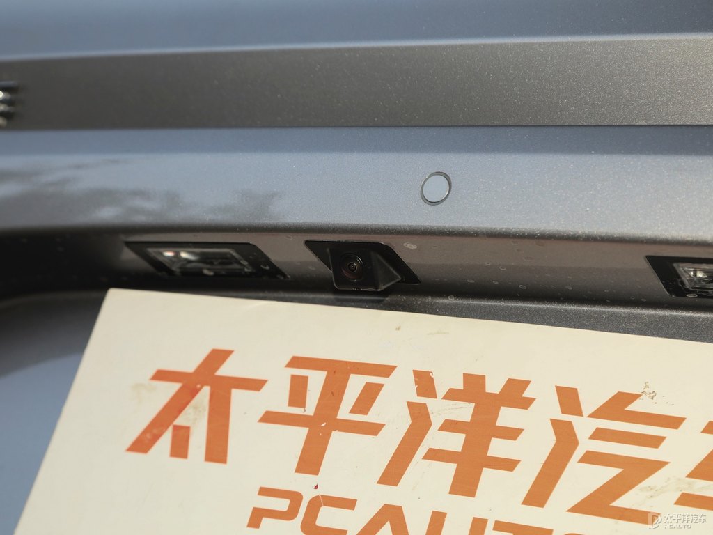 鈦光銀灰逸動(dòng)PLUS車(chē)尾外觀圖片