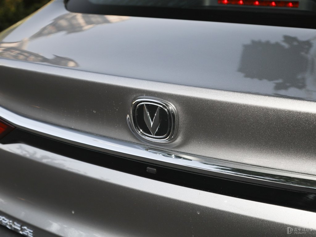 鈦光銀灰逸動PLUS車尾外觀圖片