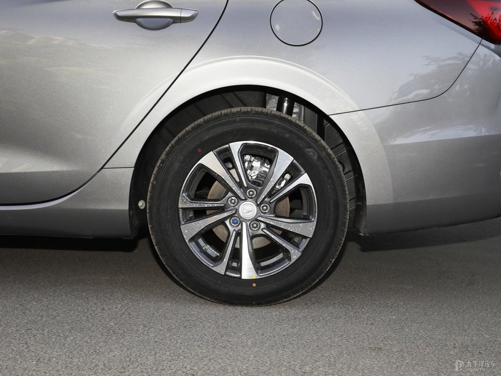 鈦光銀灰逸動PLUS車身外觀圖片