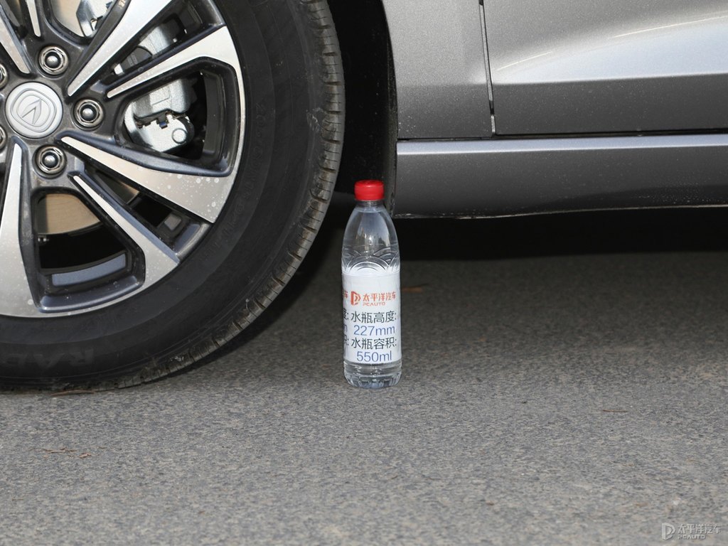 鈦光銀灰逸動(dòng)PLUS車(chē)身外觀圖片
