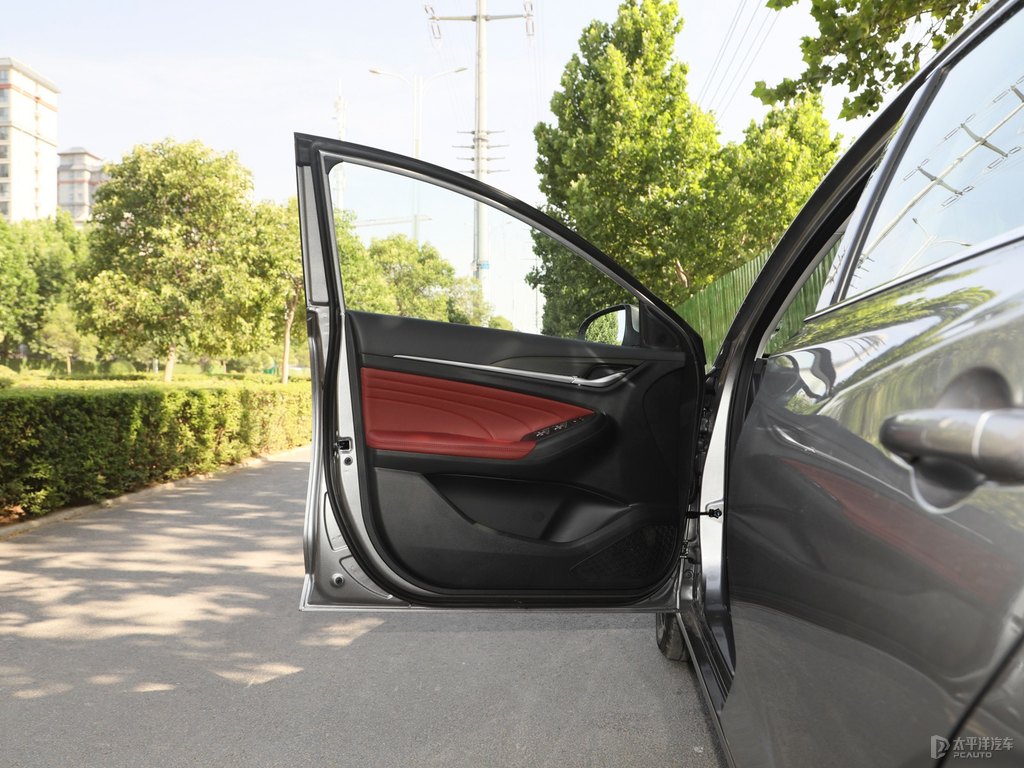 鈦光銀灰逸動(dòng)PLUS車廂內(nèi)飾圖片