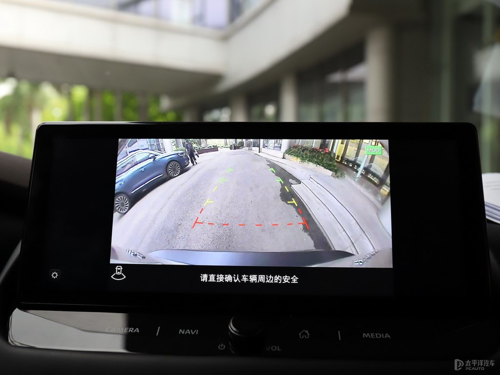 香檳銀奇駿中控內(nèi)飾圖片