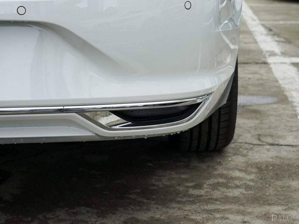 凜冽白凌渡車尾外觀圖片