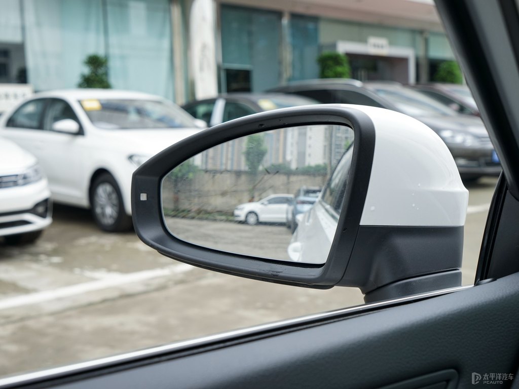 凜冽白凌渡車身外觀圖片