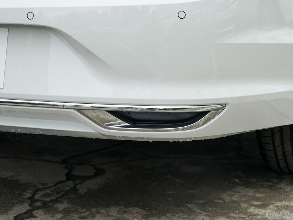 凜冽白凌渡車尾外觀圖片