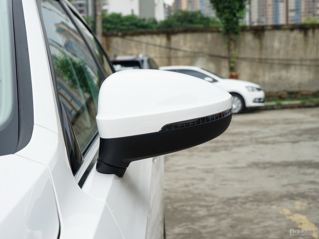 凜冽白凌渡車身外觀圖片