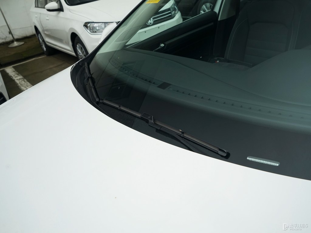 凜冽白凌渡車身外觀圖片