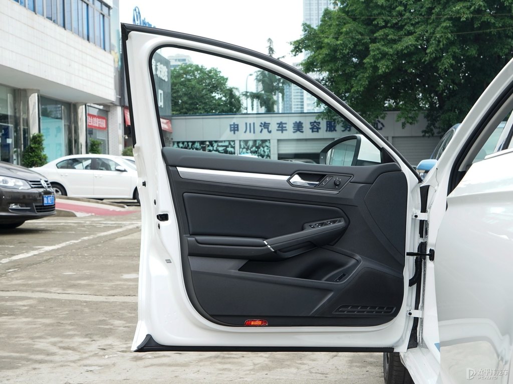 凜冽白凌渡車廂內(nèi)飾圖片