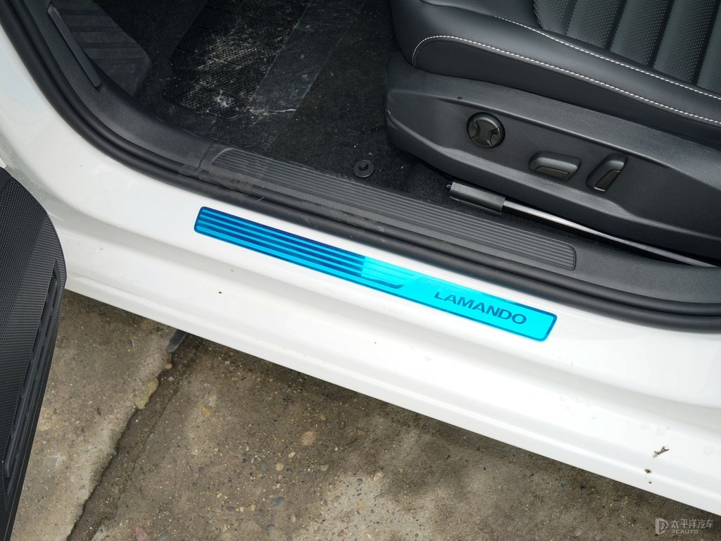 凜冽白凌渡車廂內(nèi)飾圖片