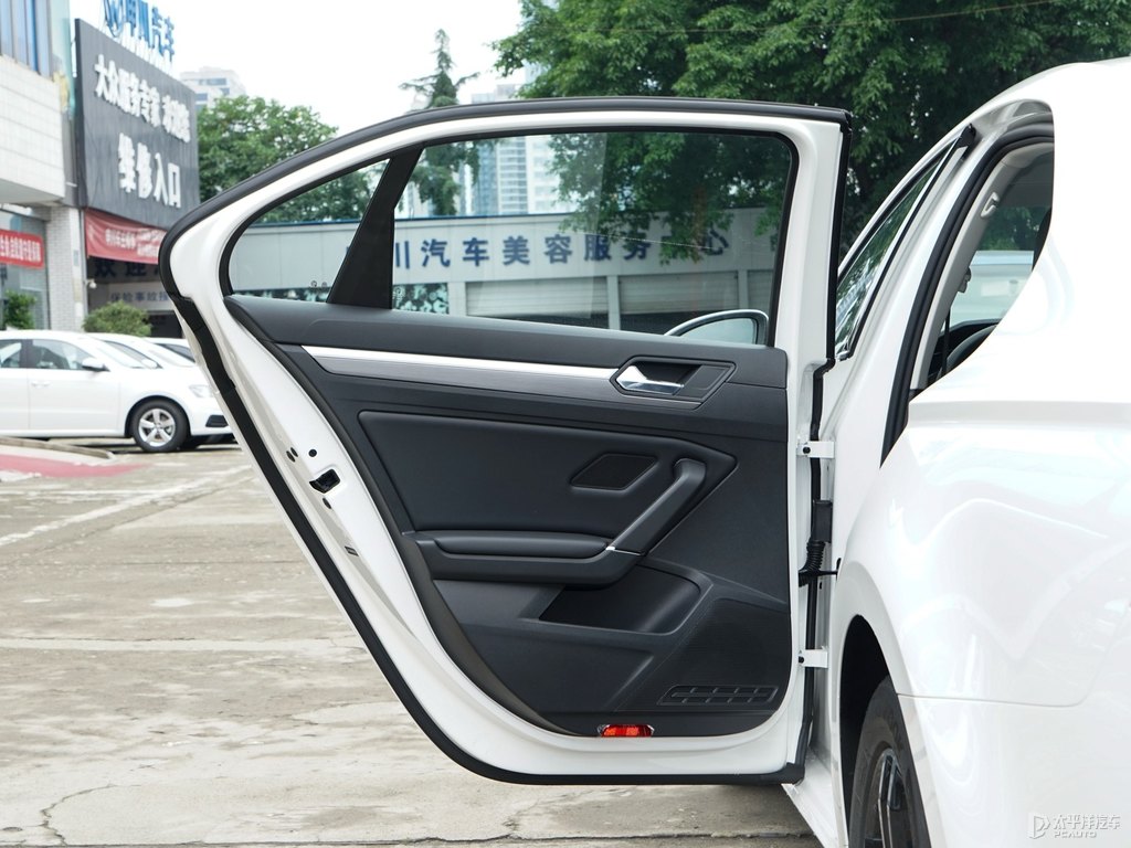 凜冽白凌渡車廂內(nèi)飾圖片