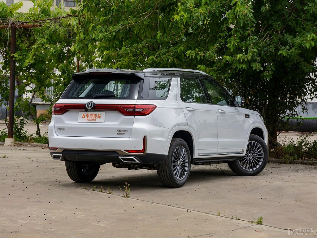 精靈白長安CS95整車外觀外觀圖片