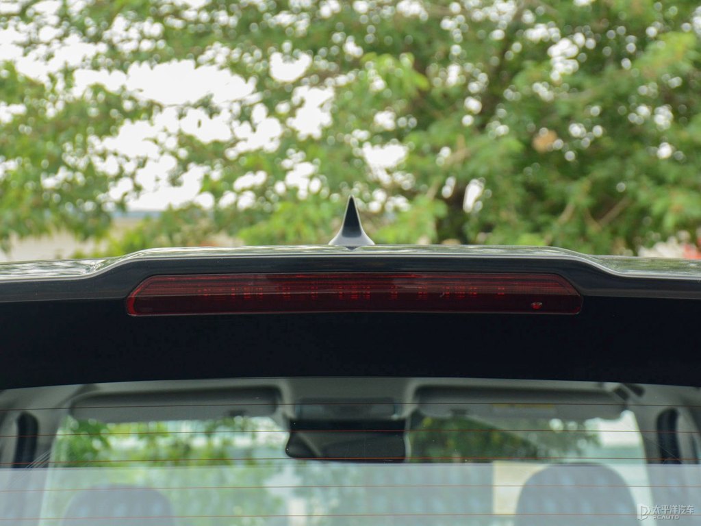 精靈白長(zhǎng)安CS95車尾外觀圖片