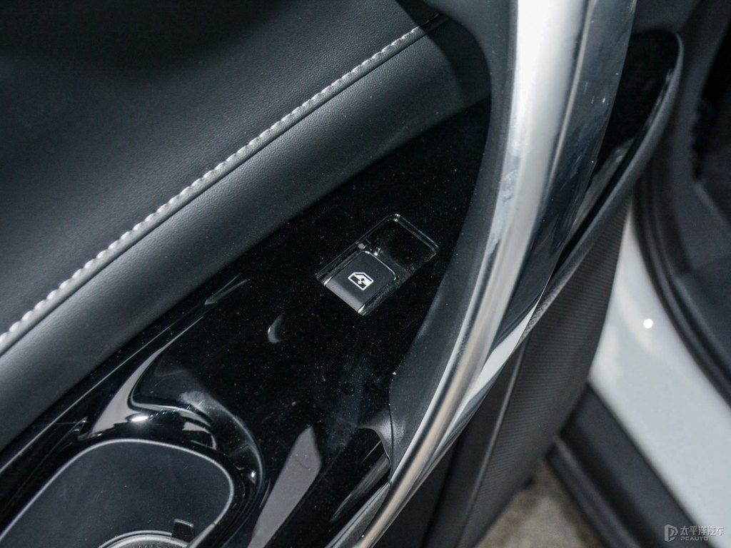 精靈白長安CS95車廂內(nèi)飾圖片