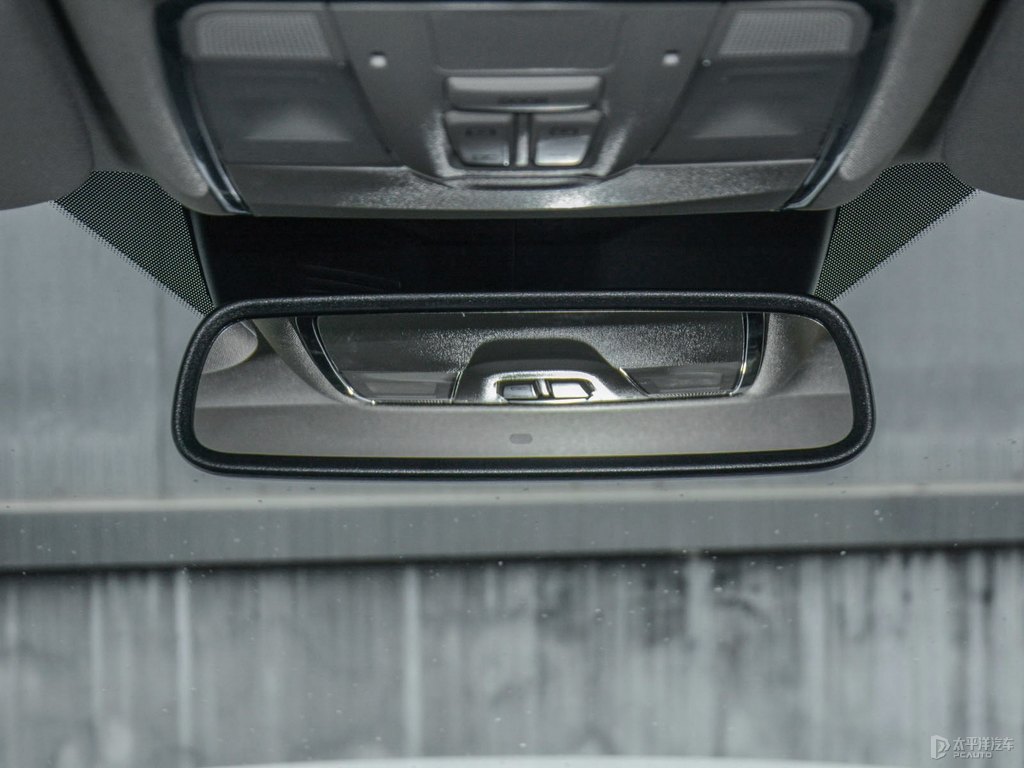 精靈白長安CS95車廂內(nèi)飾圖片