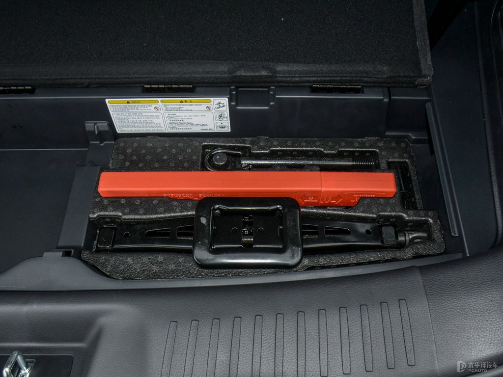 精靈白長安CS95后備廂空間圖片