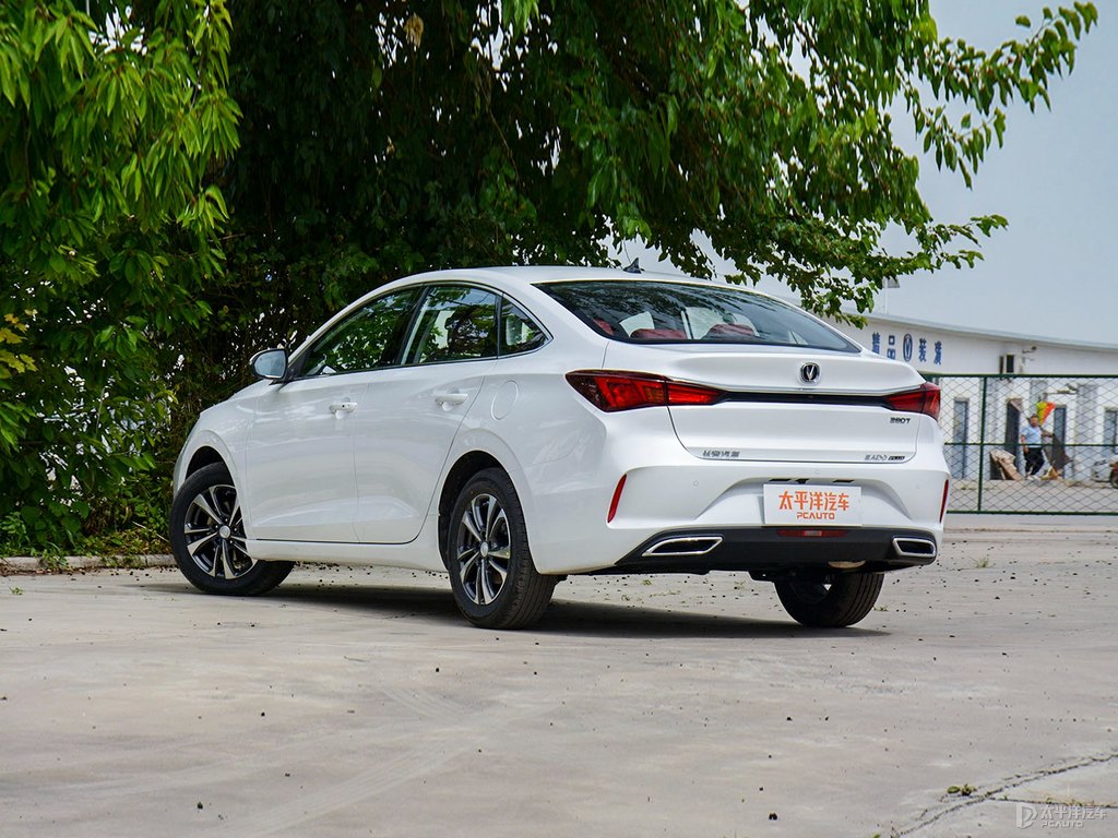閃光冰晶白逸動(dòng)PLUS整車外觀外觀圖片