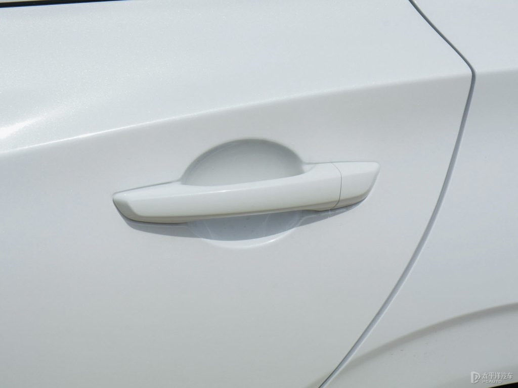 閃光冰晶白逸動PLUS車身外觀圖片