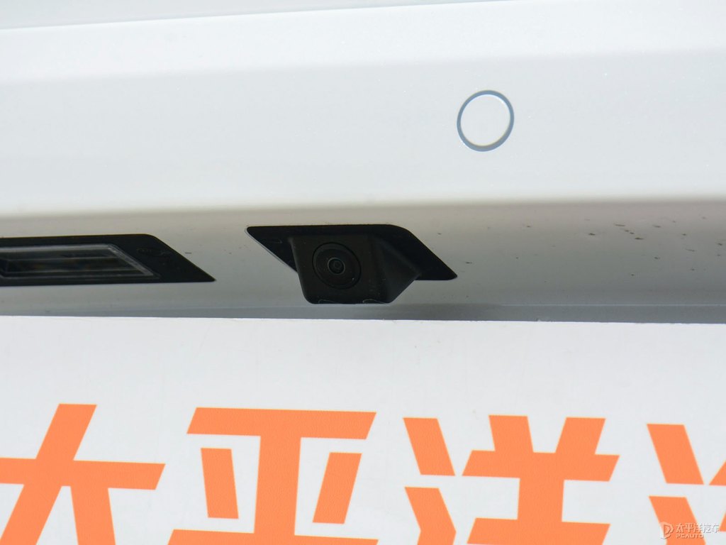 閃光冰晶白逸動PLUS車尾外觀圖片