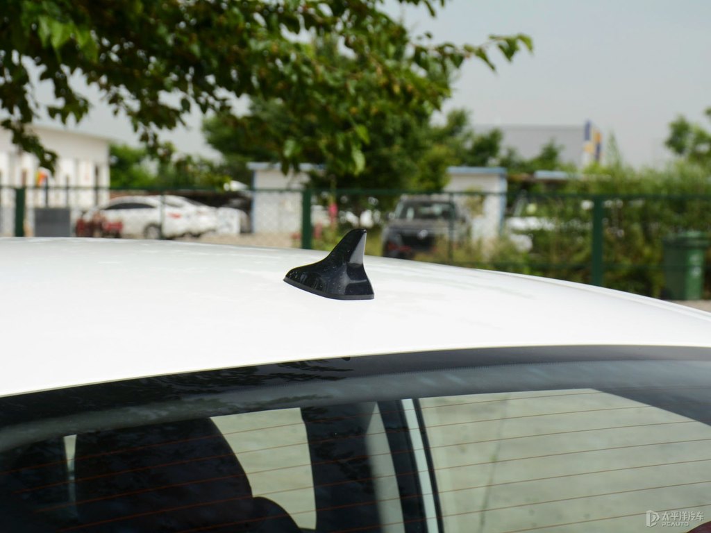 閃光冰晶白逸動PLUS車尾外觀圖片