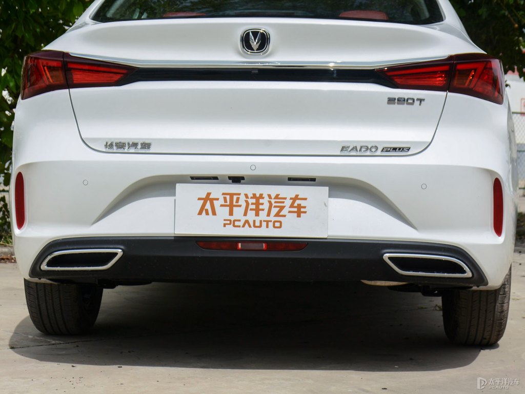 閃光冰晶白逸動PLUS車尾外觀圖片