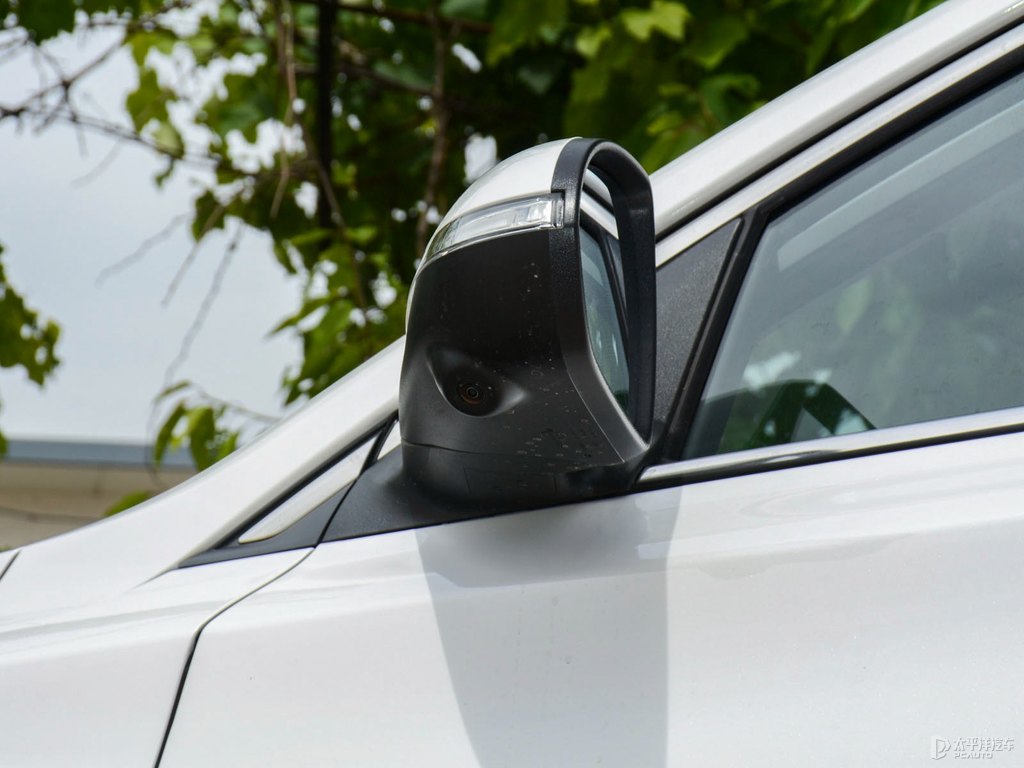 閃光冰晶白逸動PLUS車身外觀圖片