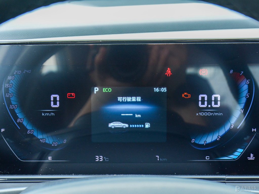 閃光冰晶白逸動PLUS中控內(nèi)飾圖片