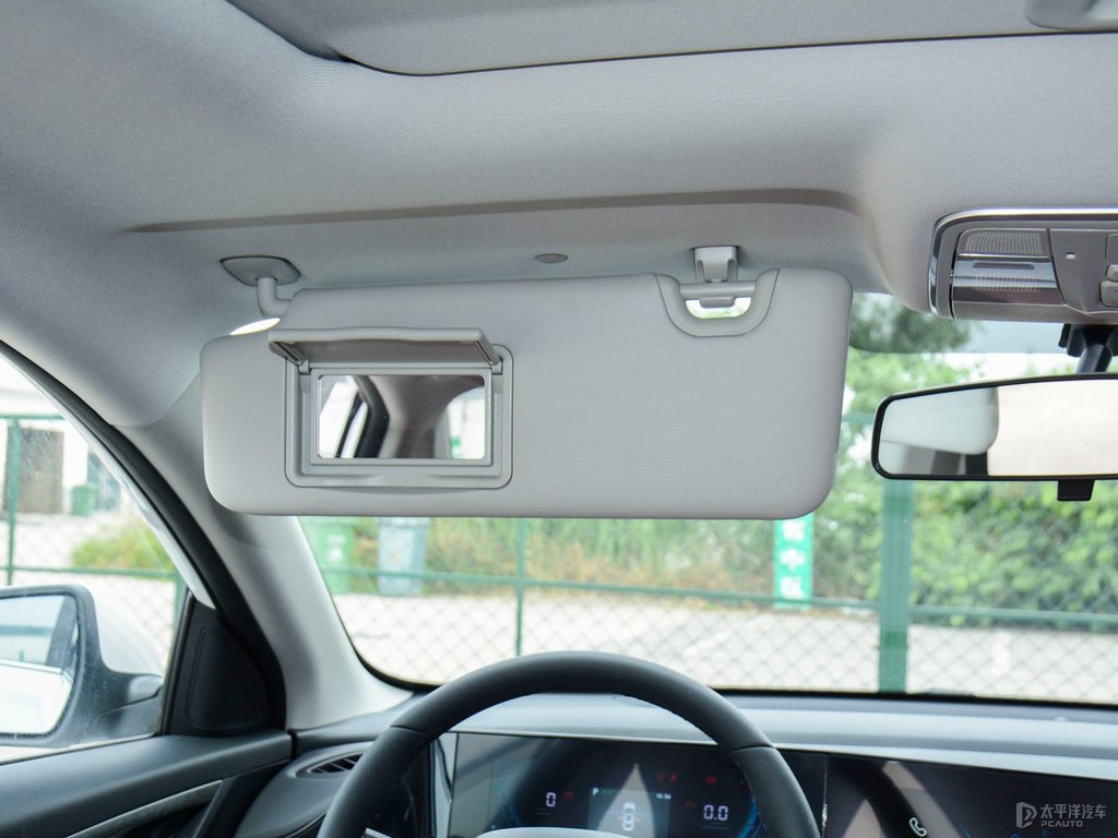 閃光冰晶白逸動(dòng)PLUS車(chē)廂內(nèi)飾圖片