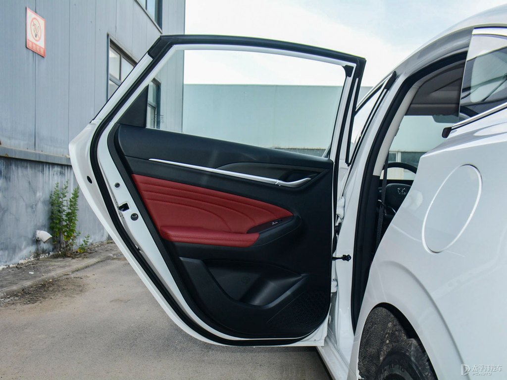 閃光冰晶白逸動(dòng)PLUS車(chē)廂內(nèi)飾圖片