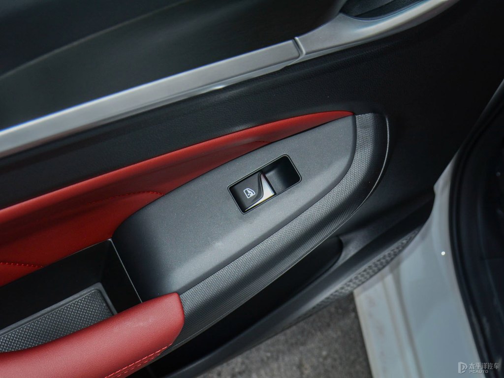 閃光冰晶白逸動PLUS車廂內(nèi)飾圖片