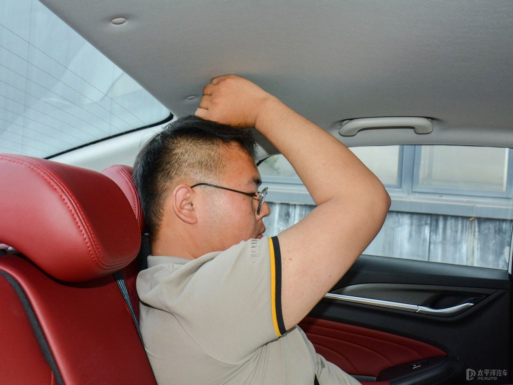 閃光冰晶白逸動PLUS駕乘空間空間圖片