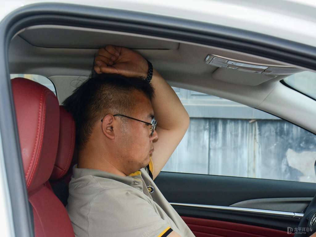 閃光冰晶白逸動(dòng)PLUS駕乘空間空間圖片