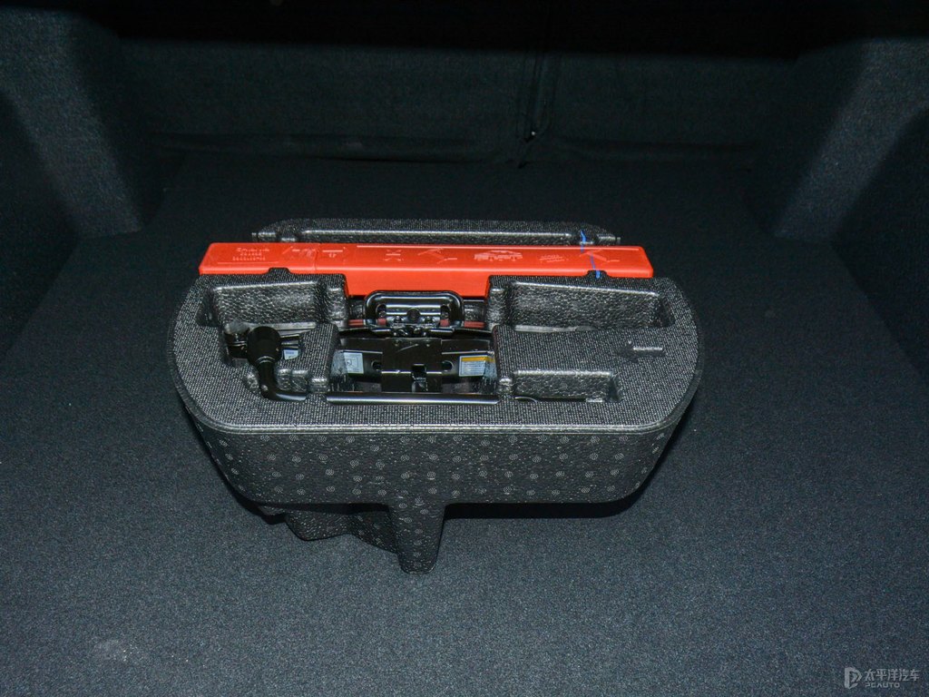 閃光冰晶白逸動PLUS后備廂空間圖片