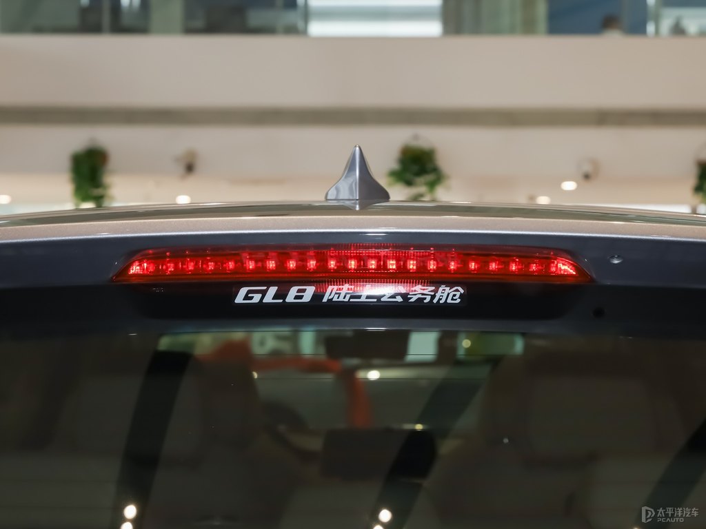 隕鐵灰別克GL8車尾外觀圖片