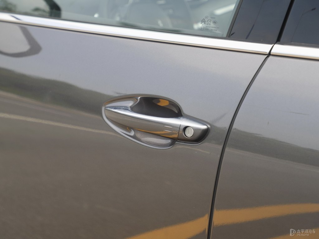 青巖灰標(biāo)致4008車身外觀圖片