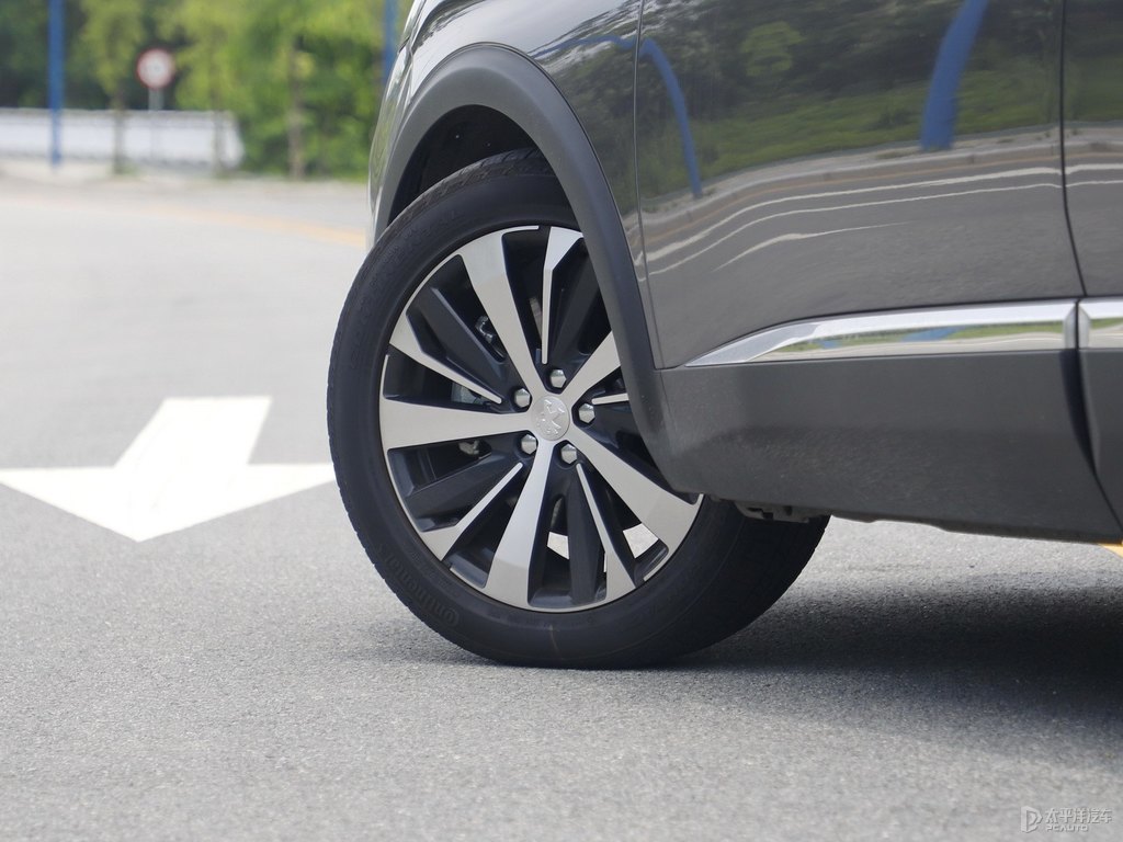 青巖灰標致4008車身外觀圖片