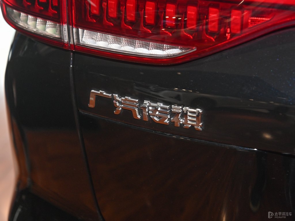 典雅黑傳祺GS5車尾外觀圖片