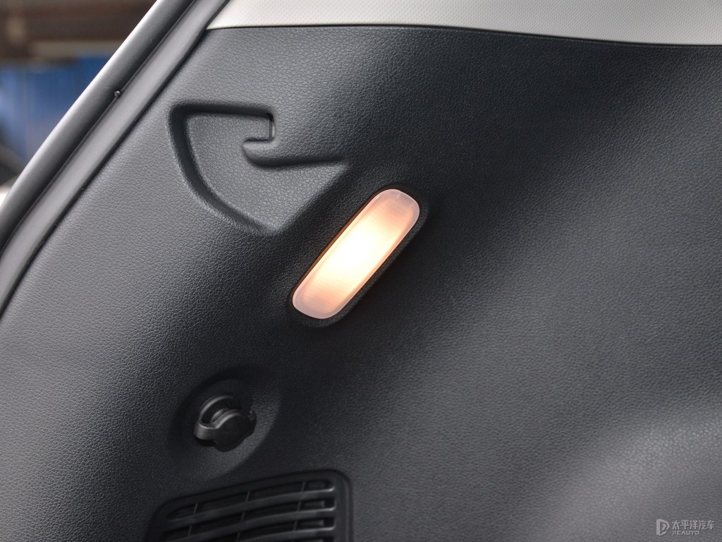 珍珠白起亞KX5后備廂空間圖片
