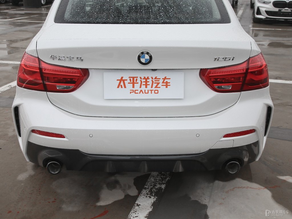 礦石白寶馬1系車尾外觀圖片