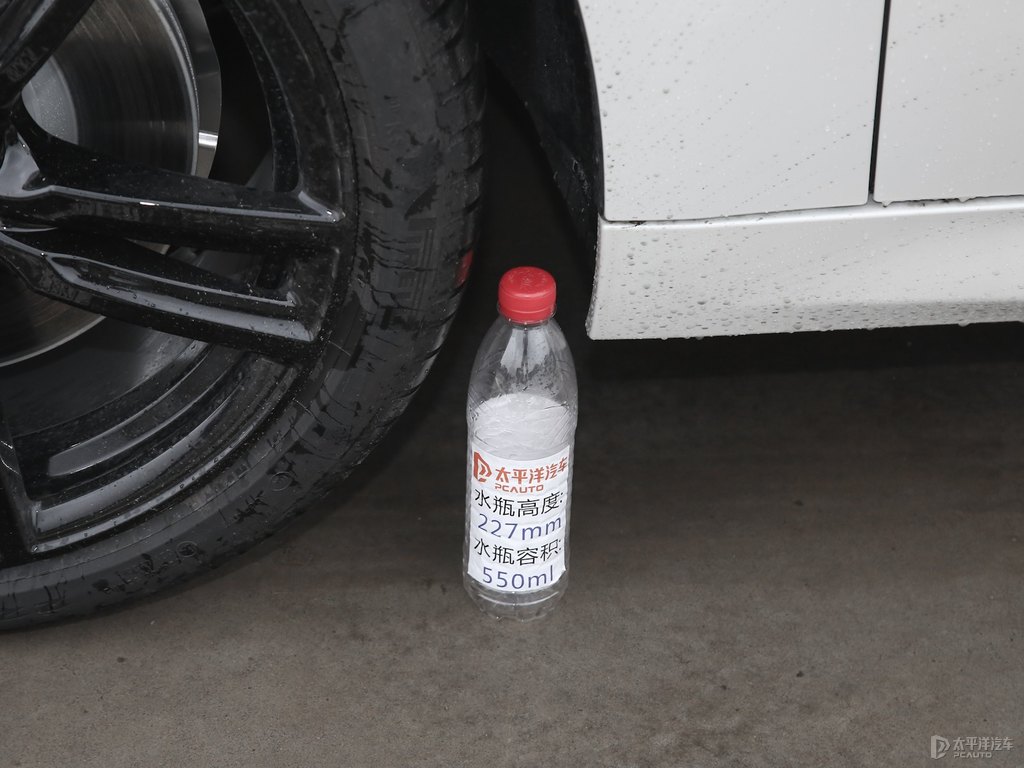 礦石白寶馬1系車身外觀圖片