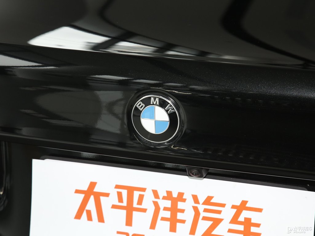 碳黑寶馬5系車尾外觀圖片