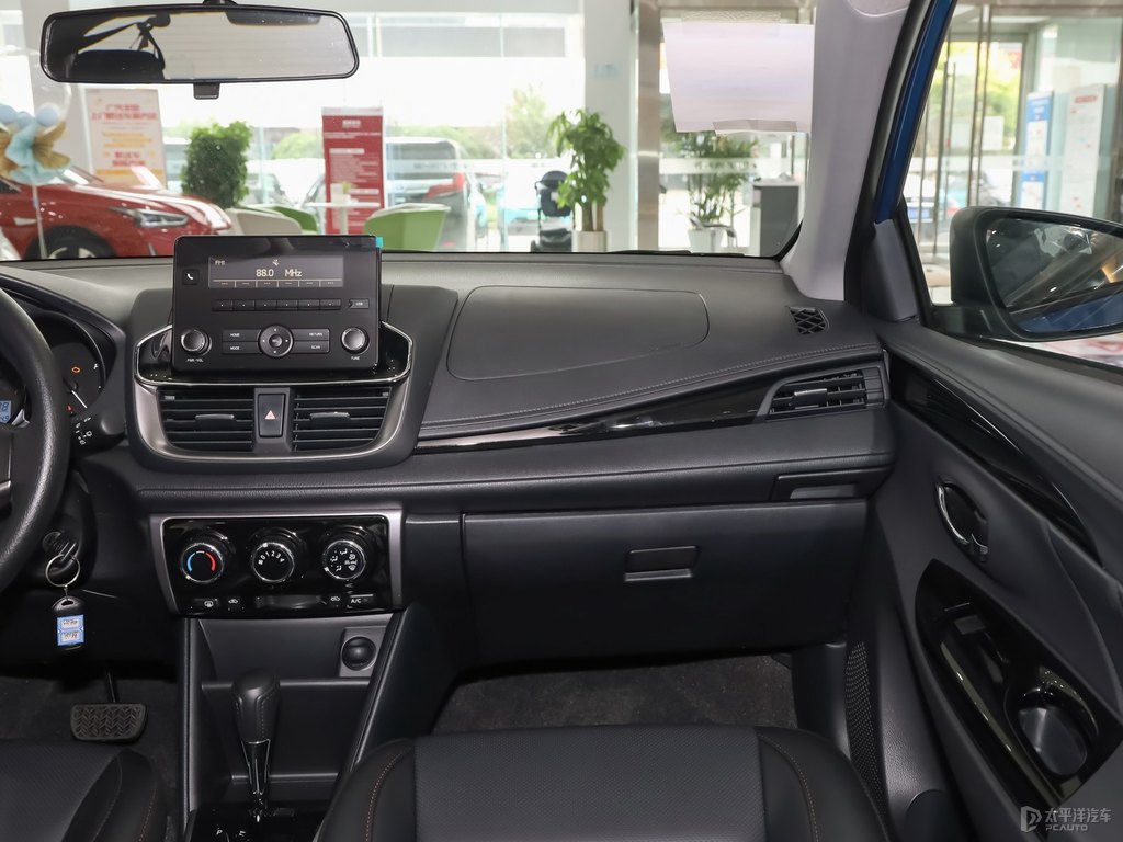 極光藍YARiS L 致炫X中控內(nèi)飾圖片
