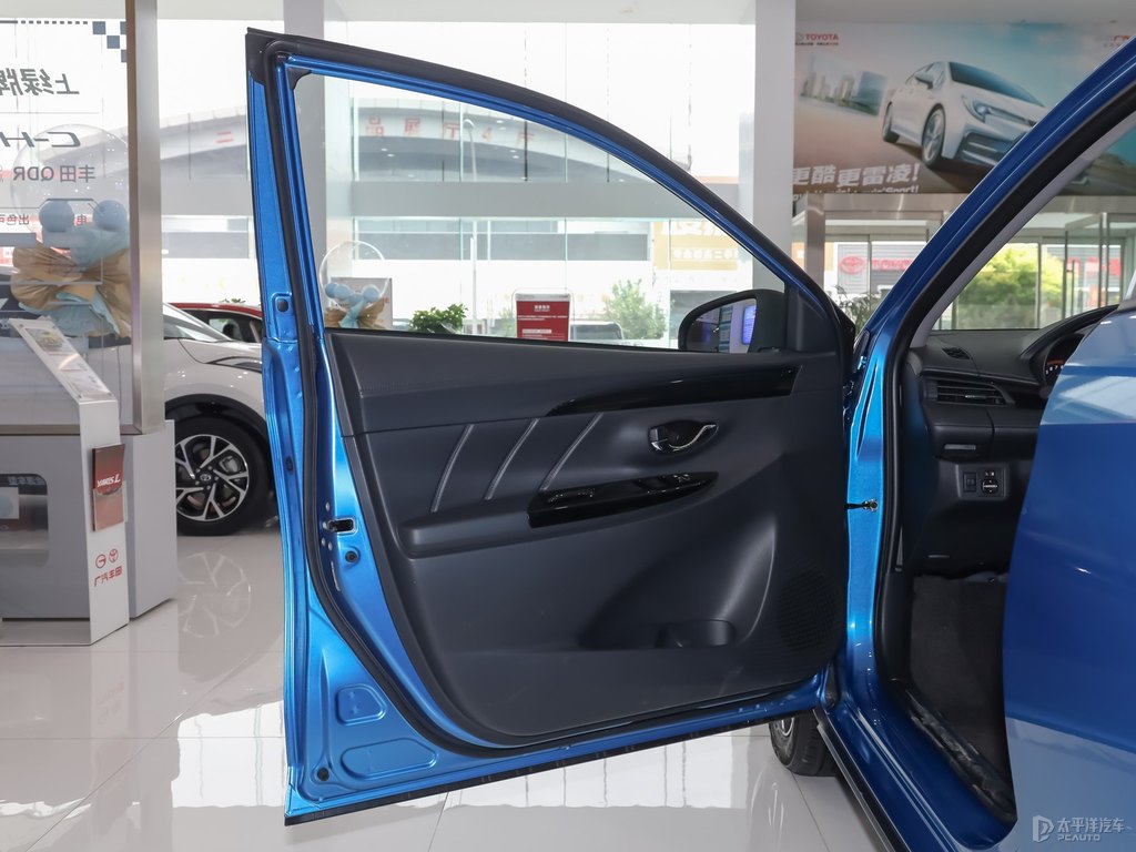 極光藍(lán)YARiS L 致炫X車廂內(nèi)飾圖片