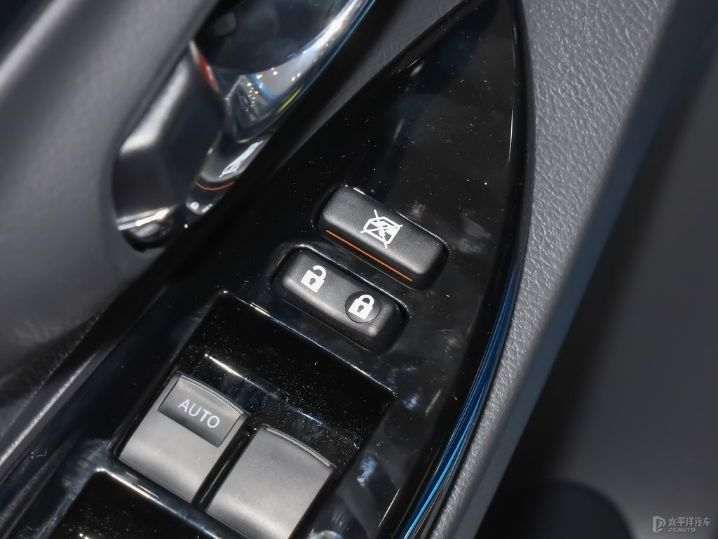 極光藍(lán)YARiS L 致炫X車廂內(nèi)飾圖片