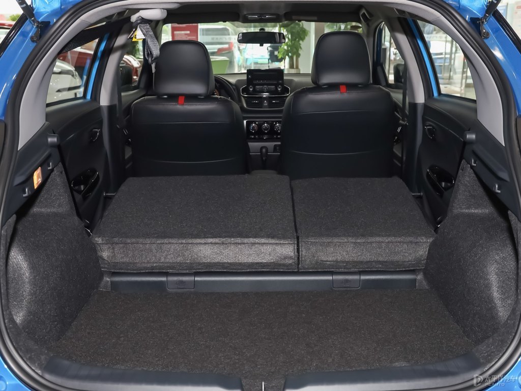 極光藍(lán)YARiS L 致炫X后備廂空間圖片