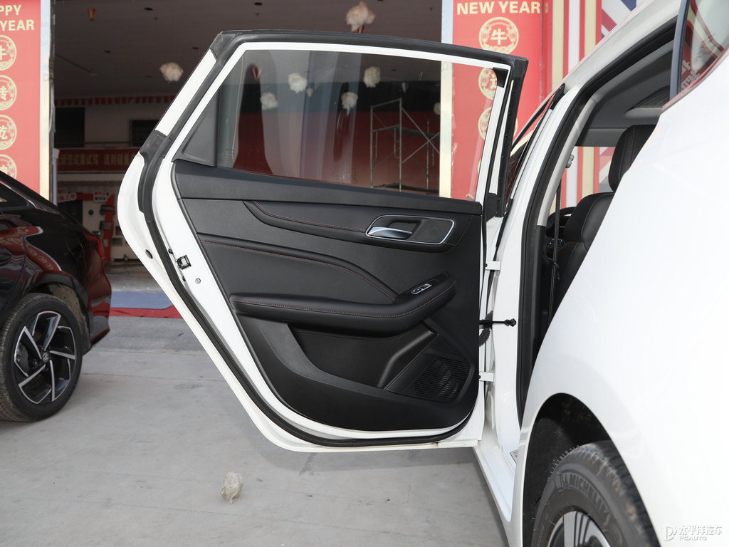 珠光白MG6車廂內(nèi)飾圖片