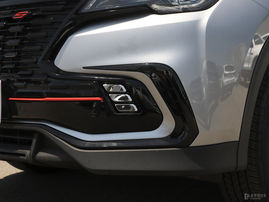 炫銀灰長(zhǎng)安CS85 COUPE車(chē)頭外觀(guān)圖片
