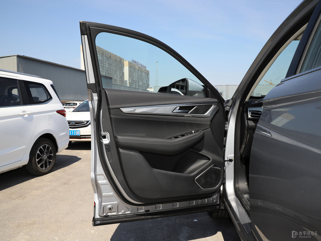 炫銀灰長(zhǎng)安CS85 COUPE車(chē)廂內(nèi)飾圖片