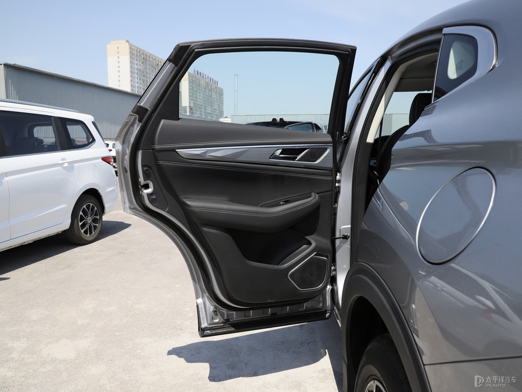 炫銀灰長(zhǎng)安CS85 COUPE車(chē)廂內(nèi)飾圖片