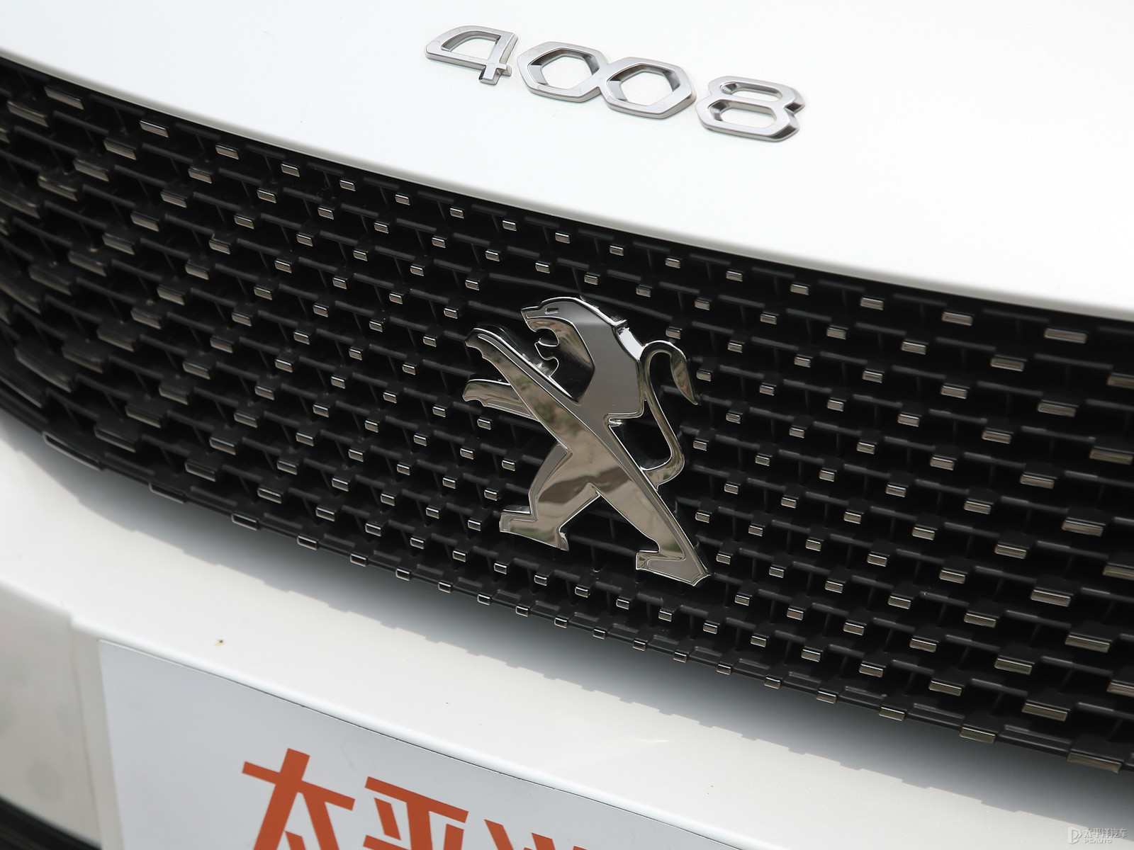 標(biāo)致4008外觀高清大圖